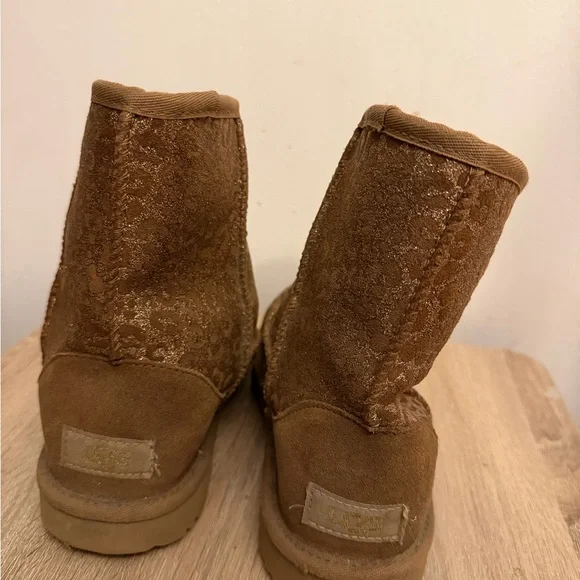 UGG Girls Classic Gold Glitter Leopard Print Boots Size 4 - Picture 4 of 6